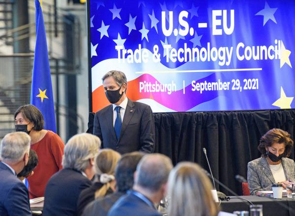 欧盟和美国近日宣布结束2018年开始的钢铝关税争端,取消对部分钢铁和铝征收关税。图为:美国和欧盟9月29日启动的“美国-欧盟贸易和技术委员会”(TCC)首次正式会谈。(NICHOLAS KAMM/AFP/Getty Images)