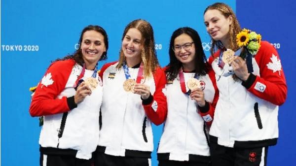 华裔女孩玛格丽特•麦克尼尔(右二)在东京奥运会上,为加拿大摘下奥运首枚金牌。(Al Bello/Getty Images)