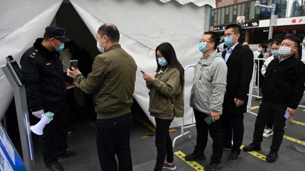 2021年11月1日,北京市民排队打疫苗(图片来源:GREG BAKER/AFP via Getty Images)