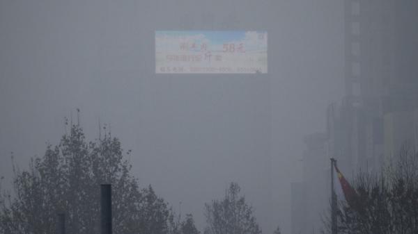 北京6日能见度不足200米，当地市民抱怨出门时“伸手不见五指”。示意图。（图片来源：WANG ZHAO/AFP via Getty Images）