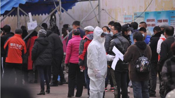 大连市COVID-19疫情连续两天确诊病例爆增,大学城等地呈快速扩散迹象,40万人家门被贴封条。(图片来源:Getty Images)