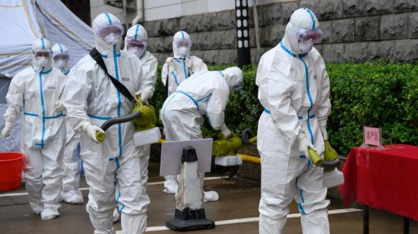 大连“零容忍”防疫“错施”突显,封路、封城、封区、封门还不够,“特色方舱”也在昼夜运转。(图片来源:Getty Images)