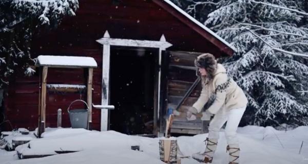 瑞典金发美女乔娜・金顿在北极圈森林的日常生活视频爆红（图片来源:视频截图）