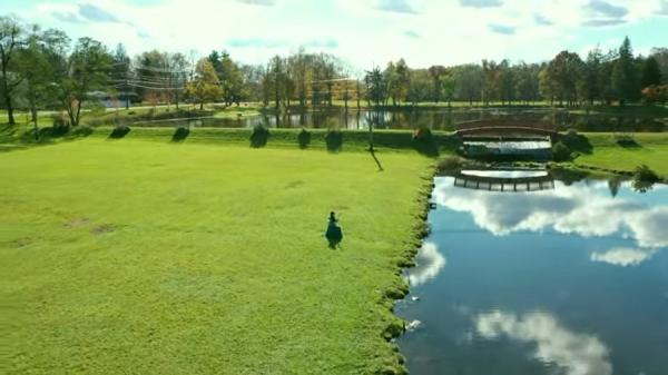 美丽的二胡和令人惊叹的视频,把我们带到了天堂。(图片来源:视频截图)