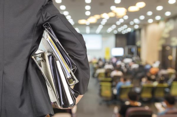 12月1日起,法国失业保险改革(Réforme de l'assurance-chômage)的两项新措施正式生效,其中包括提高领取失业金的门槛,以及针对收入较高的失业者提早开始减少失业金的金额。(123RF)