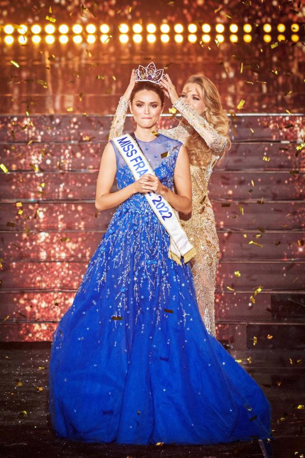 2022年法国小姐莱尔（Photo by SAMEER AL-DOUMY/AFP via Getty Images）