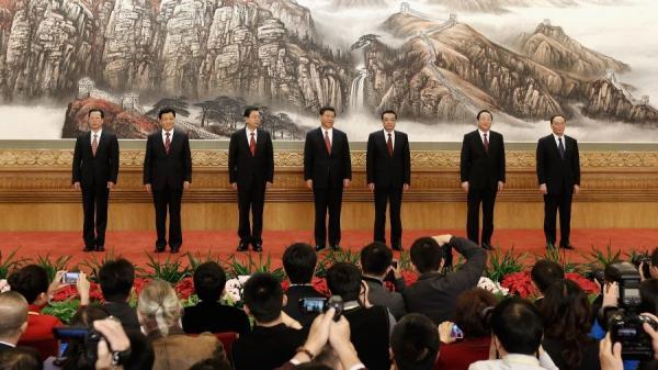 中共七常委:张高丽、刘云山、张德江、习近平、李克强、俞正声和王岐山于2012年11月15日在大会堂亮相。(图片来源:Lintao Zhang/Getty Images)