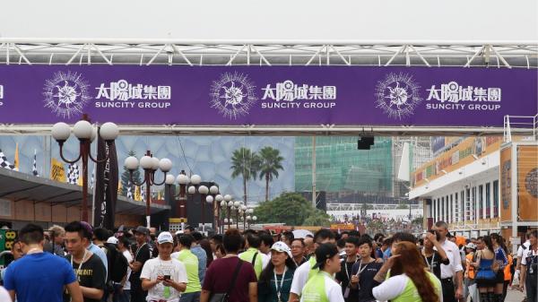 洗米华创办的太阳城集团曾在澳博澳门国际汽联GT世界杯赛事期间做广告。(图片 来源:Zhong Zhi/Getty Images)