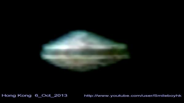 香港上空惊现不明飞行物体(UFO)。港媒报导,有市民在12月6日于北角一带海边上空目击不明飞行物体在空中盘旋,