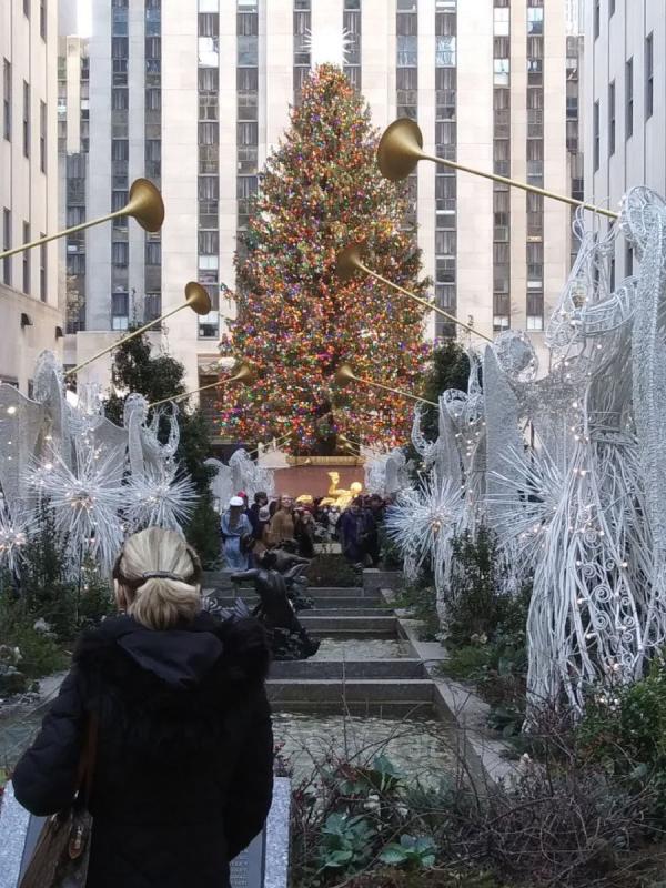 圣诞树对面的圣诞天使吹着号角（图片来源：程帆/看中国）