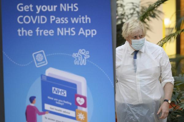 2021年12月16日,英国首相鲍里斯•约翰逊走访NHS COVID-19疫苗接种中心。(Leon Neal - WPA Pool/Getty Images)