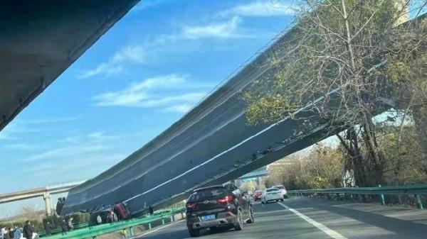 湖北高速桥面90度侧翻4死8伤(图片来源:微博)