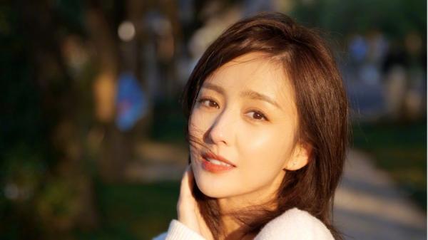 近日传出女星佟丽娅再婚宣传部副部长慎海雄,对此官方表示消息不实。(图片来源:微博/佟丽娅)