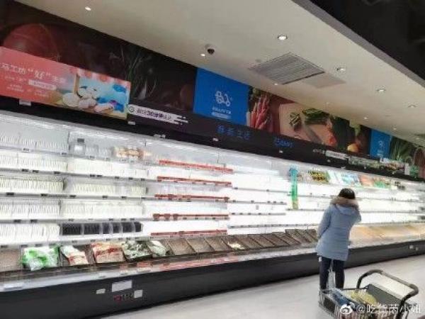 货架被扫空。(图片来源:微博)