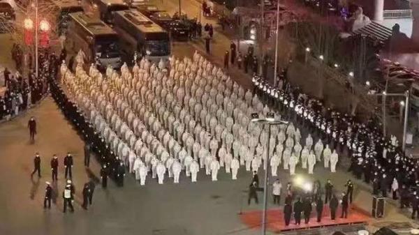 22日深夜,医护人员在西安市街头集结、整齐排开,看起来十分紧张。(图片来源:微博)