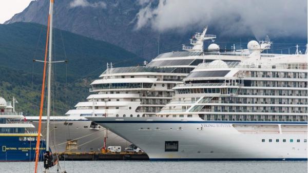 2021年12月29日,悬挂挪威国旗的游轮Viking Jupiter(右)仍停靠在阿根廷港口乌斯怀亚,船上1000人中有几名被诊断出感染COVID-19。(图片来源:ALEXIS DELELISI/AFP via Getty Images)