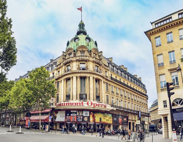 1月24日起,出入餐厅、酒吧、电影院、剧院等文化娱乐场所,和乘坐飞机、高铁、长途大巴等均须出示疫苗通行证。(123RF)