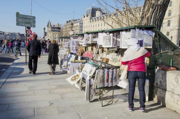 巴黎塞纳河畔的旧书摊(123RF)
