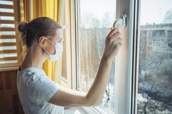 确认阳性患者和密切接触者需根据情况进行5至10天不等的自我隔离。(123RF)