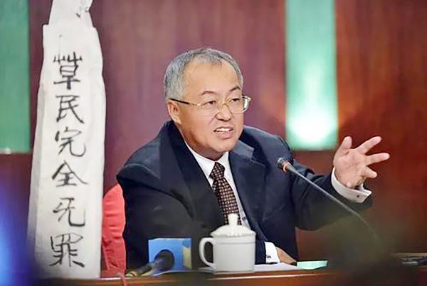 2012年9月14日，顾雏军与“草民完全无罪”高帽见媒体。