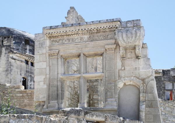 在曼维尔家族管理时期建造的具有文艺复兴风格的“黑暗后的光芒”之窗（EmDee/Wikipedia/CC BY-SA 3.0）