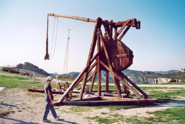 复原的重力抛石机（Patrick GIRAUD/Wikipedia/CC BY-SA 1.0）