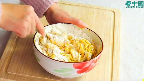 加入300克面粉，搅拌均匀。