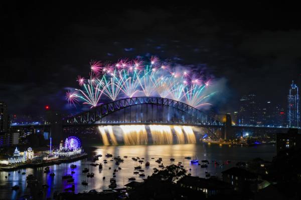 2022年1月1日,澳大利亚悉尼举行的新年前夜庆祝活动期间,烟花照亮了悉尼海港大桥上空。(图片来源:Mark Evans/Getty Images)