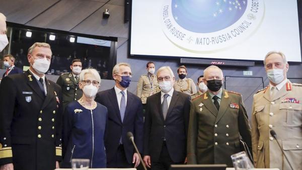 2022年1月12日，美国副国务卿谢尔曼（左二）、北约秘书长斯托尔滕贝格（左三）、俄罗斯副外长格鲁什科（右三）和俄罗斯副国防部长福明上校（右二），在布鲁塞尔的北约总部出席北约-俄罗斯理事会。（OLIVIER HOSLET/POOL/AFP/Getty Images）