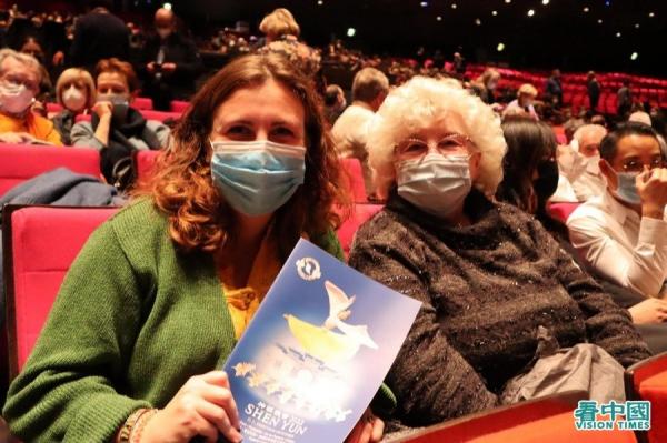 市场营销和公关负责人裴蕾女士(左)与祖母(摄影:看中国法国记者站)