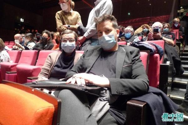 时尚设计师马特与母亲。(摄影:看中国法国记者站)