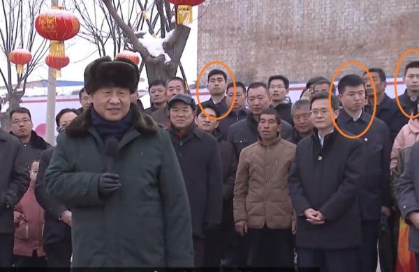 中国新年前夕,习近平赴考察,保镖藏身于群众中。