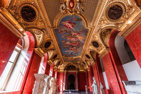 卢浮宫的一处天顶画(123RF)