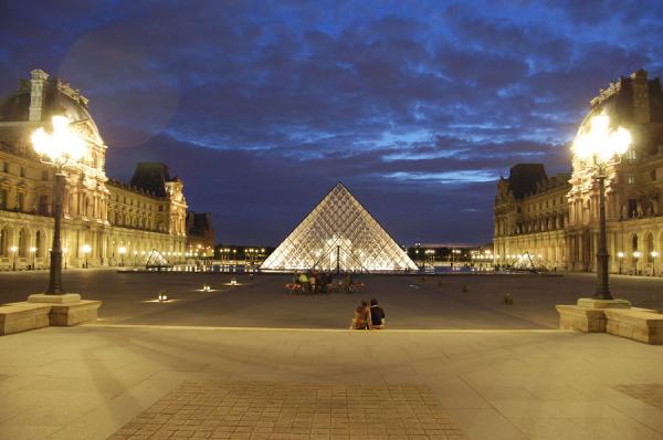 法国巴黎卢浮宫夜景(摄影/李东尼)