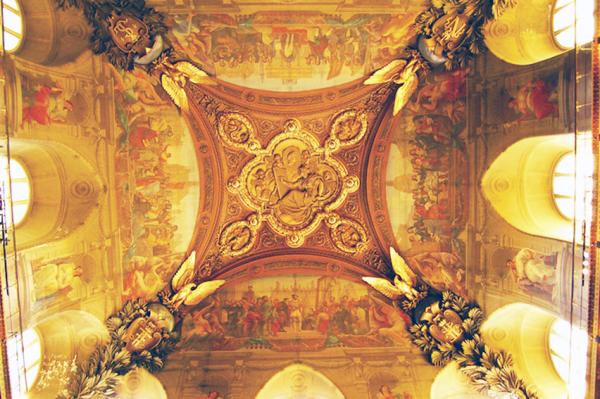 卢浮宫德农馆中部建筑穹顶一览 (摄影/李东尼)