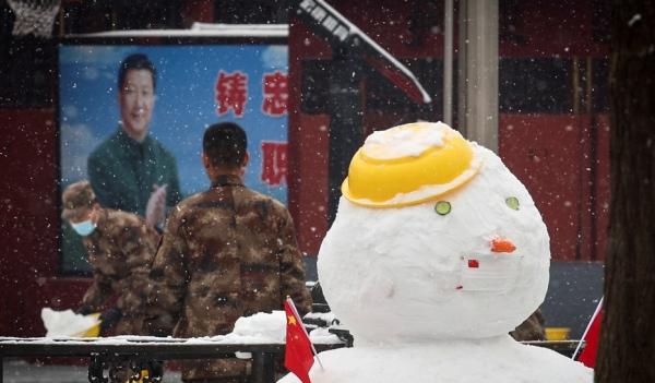 疫情之下,岁月静好的想像终于难以维续,因为兵荒马乱的日子,距离每个人都几乎只有一步之遥。(图片来源:翻摄)