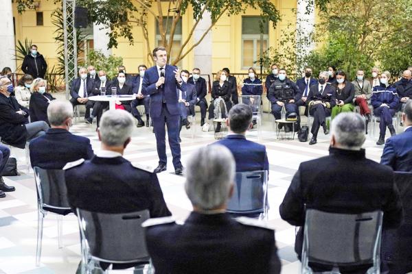 1月10日,法国总统马克龙在内政部长达尔马南等人的陪同下来到法国南部城市尼斯视察。马克龙在视察期间宣布将增强打击犯罪措施,并在将改造成未来尼斯警察局的旧圣罗克医院(Saint-Roch hospital)内讲话。(Photo by DANIEL COLE/POOL/AFP via Getty Images)