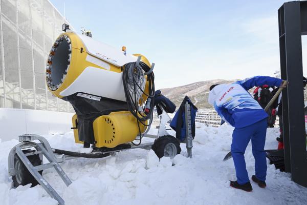 图为张家口冬奥用造雪炮。(Matthias Hangst/Getty Images)
