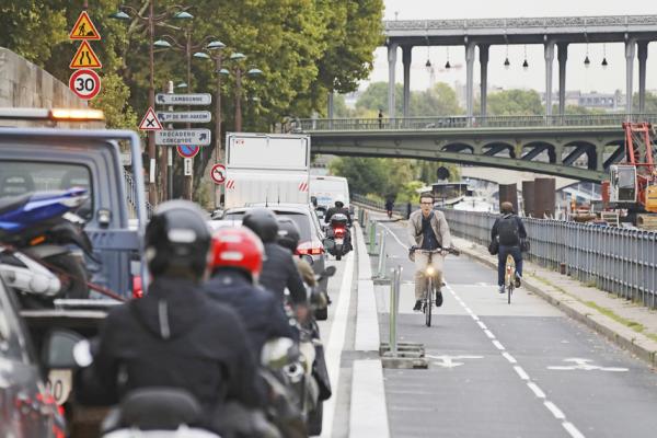 巴黎Bir Hakeim桥附近塞纳河畔的机动车，摄于2017年。(LUDOVIC MARIN/AFP via Getty Images)