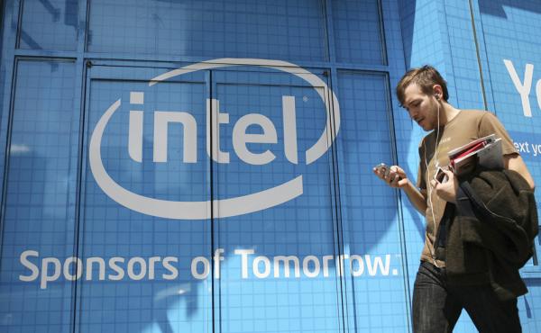 英特尔位于墙面上的广告(Justin Sullivan/Getty Images)