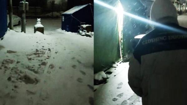 母女俩回家遭防疫卡点工作人员拦下,在大雪中站了一整夜。(视频截图)