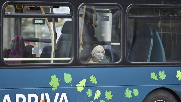 近日,多个欧洲国家采取与病毒共存的防疫政策,放松严厉防疫措施。(PAUL ELLIS/AFP/Getty Images)