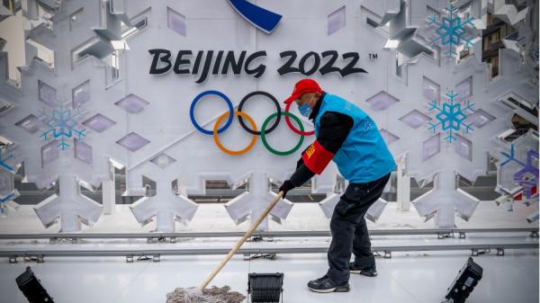 2022年1月23日,一位义工在清扫北京的一座奥运雕塑。(图片来源:Getty Images)