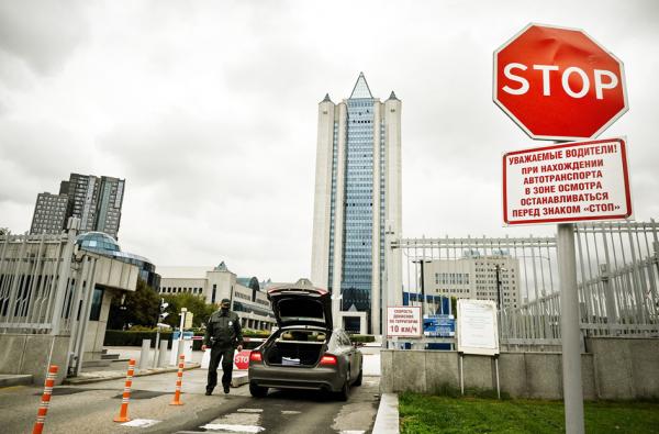 图为俄罗斯天然气工业股份公司（Gazprom）在其莫斯科办事处的入口处。（ALEXANDER NEMENOV/AFP/Getty Images）