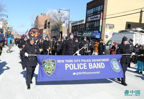 2022年2月5日,在美国纽约最大的华人社区法拉盛,举办了中国新年虎年大游行(看中国摄影图:柳笛)