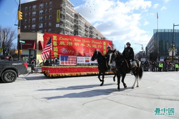 2022年2月5日,在美国纽约最大的华人社区法拉盛,举办了中国新年虎年大游行(看中国摄影图:柳笛)