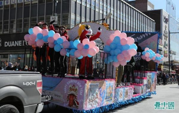 2022年2月5日,在美国纽约最大的华人社区法拉盛,举办了中国新年虎年大游行(看中国摄影图:柳笛)