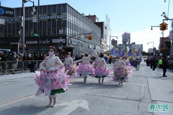2022年2月5日,在美国纽约最大的华人社区法拉盛,举办了中国新年虎年大游行(看中国摄影图:柳笛)