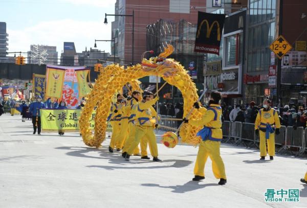 2022年2月5日,在美国纽约最大的华人社区法拉盛,举办了中国新年虎年大游行(看中国摄影图:柳笛)