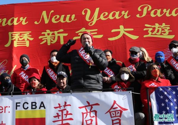 联邦参议员舒默主席台上向大家拜年(看中国摄影:張正)